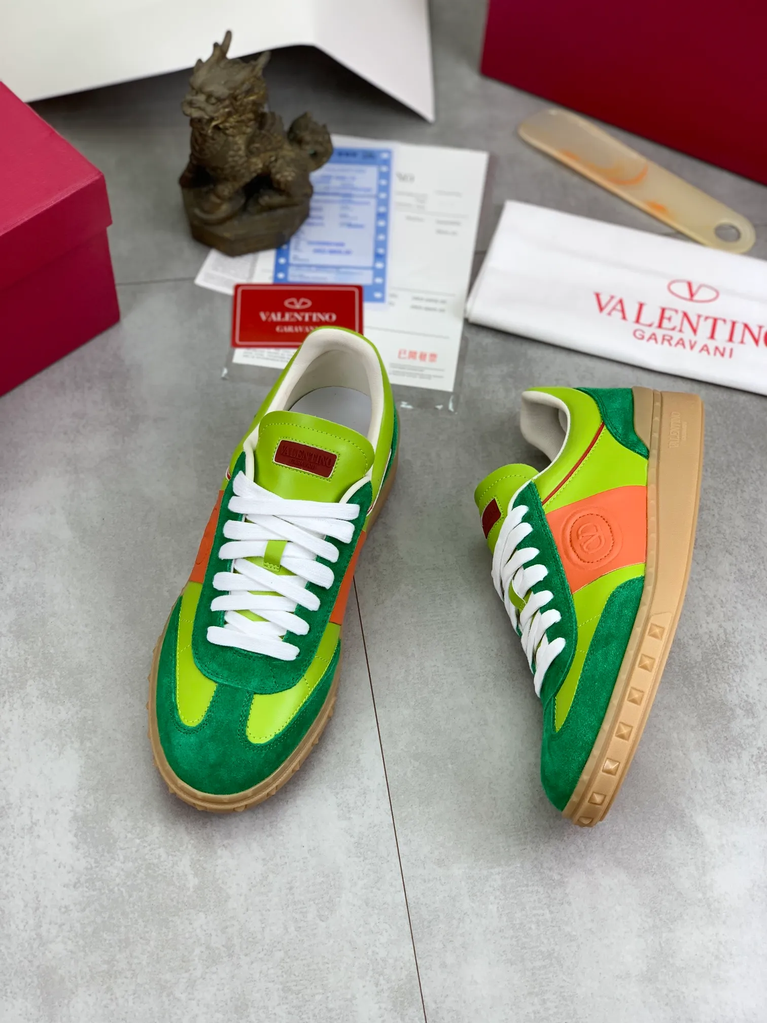 Men's Men's Shoes P520 New Couple Style Valentino Valentino 2025/UPVILLAGE Couple Casual Sports Shoes Moral Training Shoes 🆚Professional high-end, perfect replica, first-class quality, all made of original 1:1 materials, exclusive mold opening! 🎁Full set of high-end packaging at the counter ✔️Fabric: high mercerized cowhide ✔️Outsole: TPU material outsole ✔️Size: female 35-40 male 39-45 (female 41 male 38.46) 🆚All details are customized at 1:1 mold, striving for perfection!